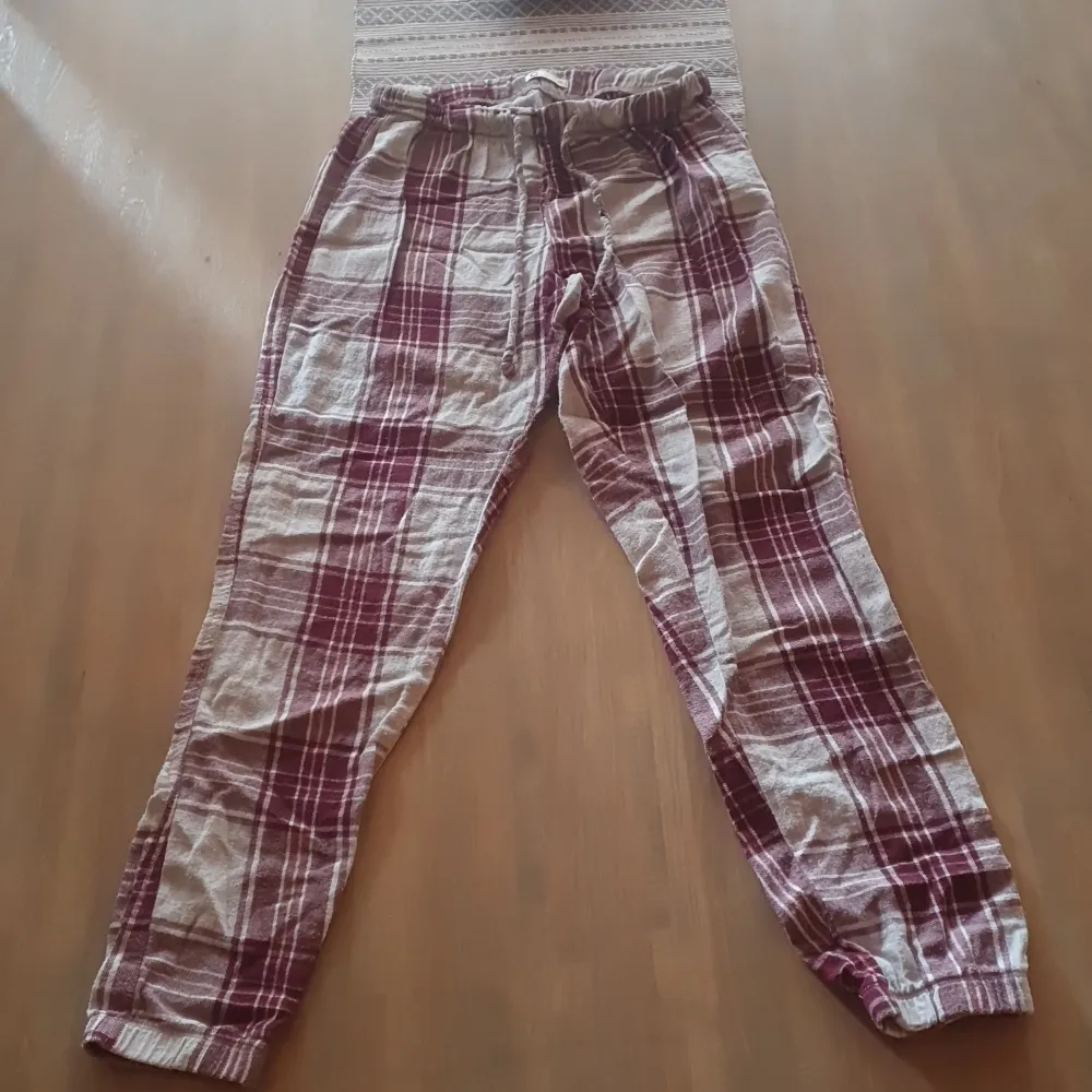 Har andvänts ett par gånger snygga ruttiga pyjamasbyxor är ganska tajta på mig. Fråga om det är något.. Jeans & Byxor.