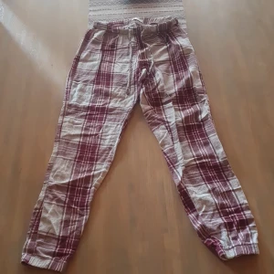 Rutiga pyjamasbyxor - Har andvänts ett par gånger snygga ruttiga pyjamasbyxor är ganska tajta på mig. Fråga om det är något.