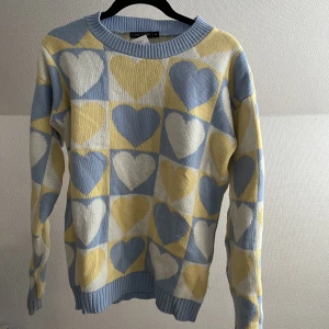 Stickad tröja - En tjockare stickad tröja från Saw it first. Helt oanvänd!