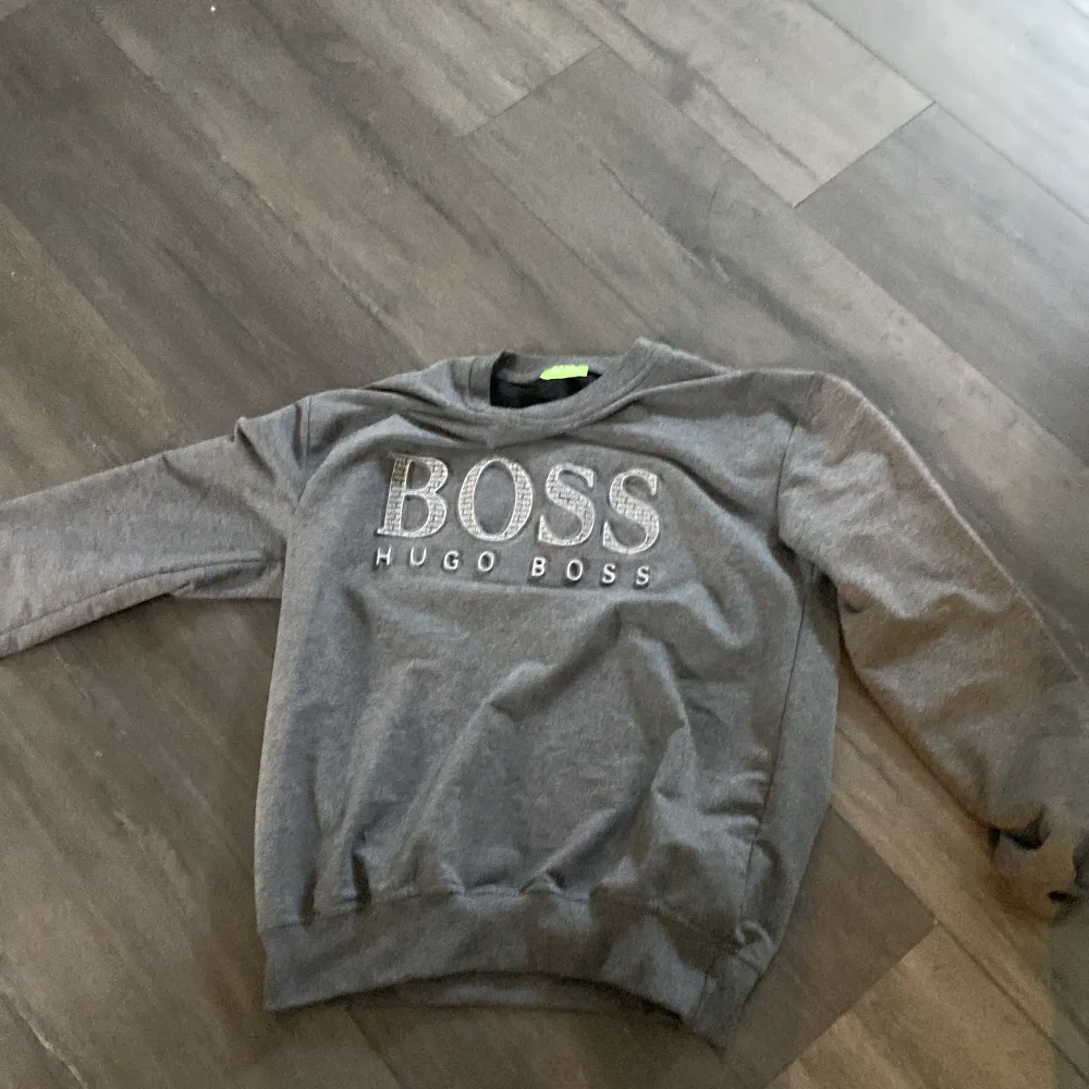 Hugo boss tröja som är använd men i mycket bra skick. Eftersom den är använd säljs den billigt. Stl S. Hoodies.