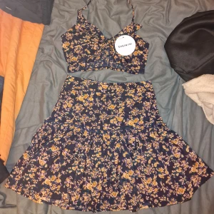 Set - Super fint oanvänt set, säljes då jag inte kan dra upp dragkedjan på kjolen då den är för liten för mej🦋