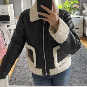 Höst/vinterjacka  - Säljer denna fina jacka på grund av  att den inte kommer till användning💕köpt på gina tricot i storlek S och funkar bra både på höst, vår och vinter🫶🏻 