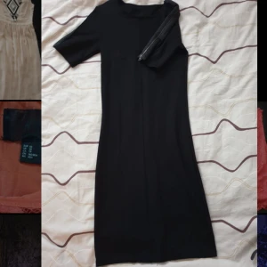 Svart klänning  - En jättefin klänning från Gina Tricot. Passar till alla olika evenemang. Är i storlek xs och klänningen har två dragkedjor vid armarna som kan justeras. Köparen står för frakten ❤️