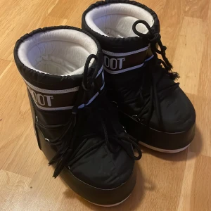 Moonboots - Svarta moonboots i storlek 38. Väldigt bra skick 