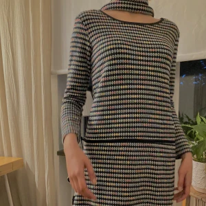 Vintage klänning med halsduk - Säljer denna sååå söta vintage klänning med en liknande halsduk.😍