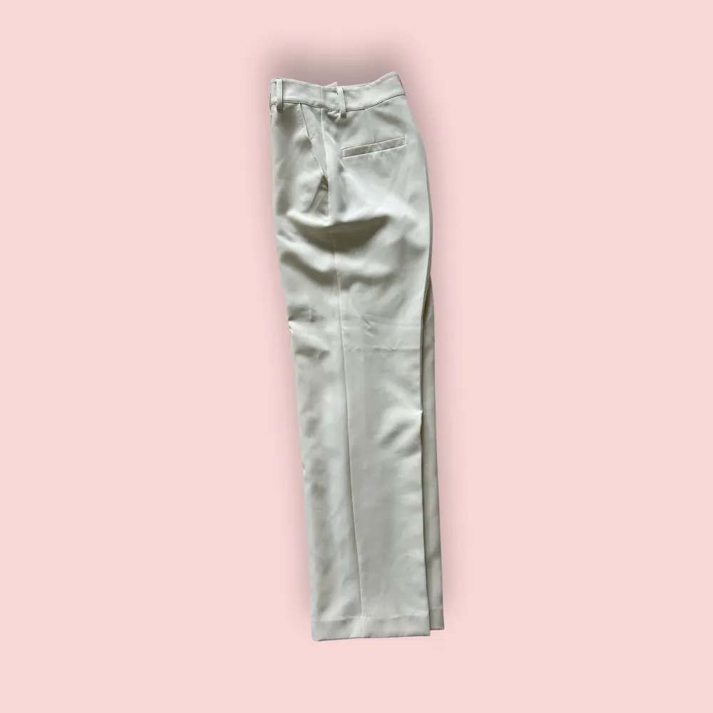 Högmidjade kostymbyxor från NA-KD i storlek 34. Du kan använda KÖP NU 🫶🧚. Jeans & Byxor.