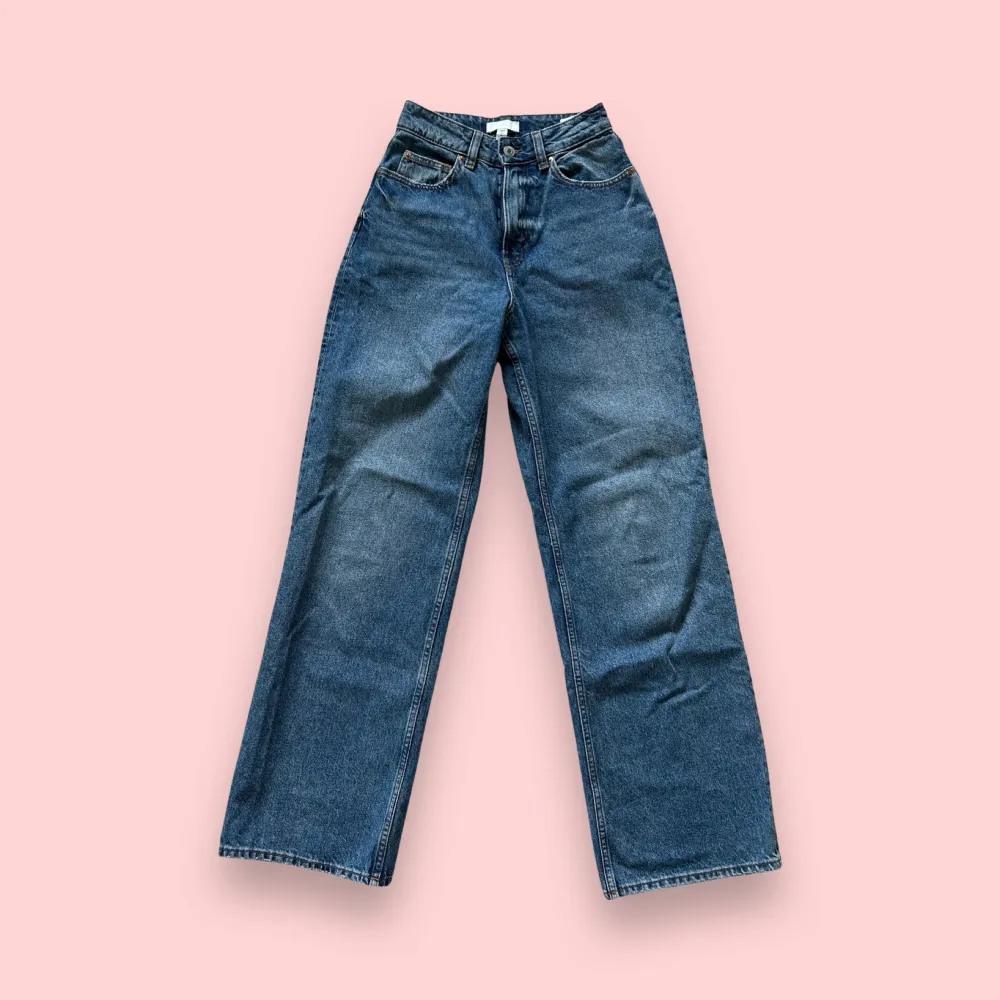 Högmidjade blåa jeans från H&M i storlek 34. Jag är 159 cm lång.  Byxorna är i nyskick. Du kan använda KÖP NU 🫶🧚. Jeans & Byxor.