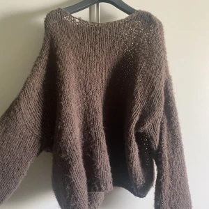 Stickad tröjA - Säljer denna stickade tröja. Storlek L men passar mig som vanligtvis har S i tröjor💕