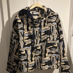 Overshirt / Hoddie från rodebjer - Fin overshirt hoddie från rodebjer. Använd sparsamt men dock har varan fått några repor på ena bröstet (se sista bild), därav de låga priset.  Storlek XS men varan är stor i storleken (croppad & boxig modell). Är själv vanligtvis storlek S-M.