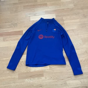 Barcelona träningtröja - Säljer min barcelona träningströja eftersom att den inte kommer till användning. Jag har använt den typ 2 gånger. Köpte den för 650kr.