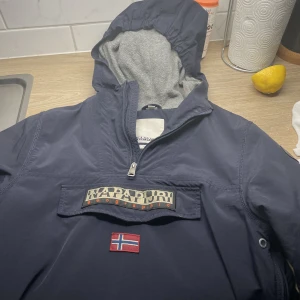 Napapjiri jacka navy blue - Andvänd få tall gånger för växte ut den snabbt / köpt för 1700 / priset kan diskuteras och kan tänka sänka på snabb affär