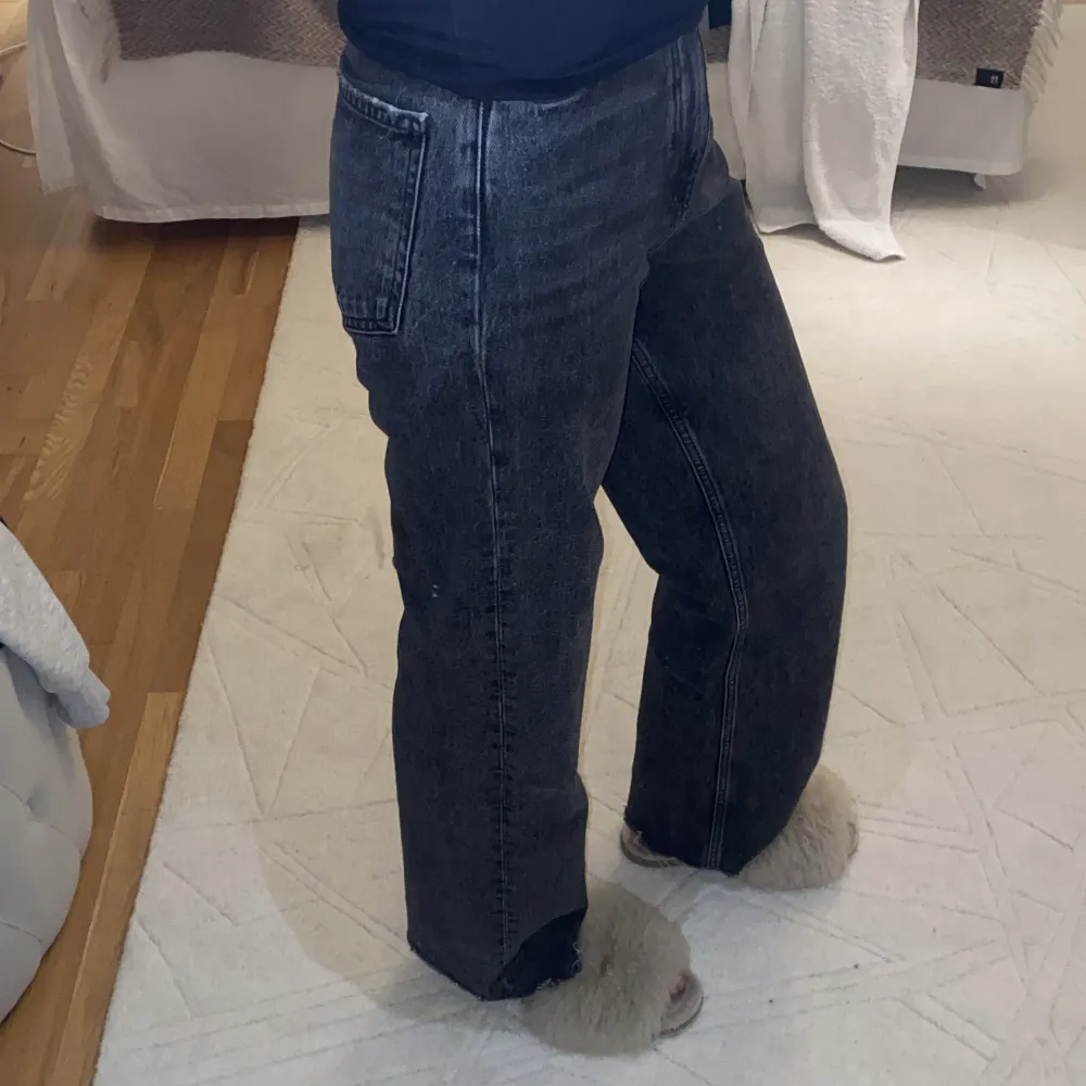 Långa grå/svarta high waisted jeans ifrån zara. Modellen är straight 💜Jättebra skick! Och jag är 175 cm lång. Jeans & Byxor.