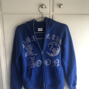 Blå rhinestone zip hoodie - Jag säljer en helt ny oanvänd zip hoodie i storlek S från aim for the moon. Anledning till att jag säljer den är att den var för liten. Köptes för 850 kr. Nyskick. Passar både killar och tjejer.