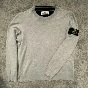 Stone island junior  - Säljer nu denna Stone Island junior tröjan i mycket fint skick! Tröjan är finstickad och är i storlek 156. 