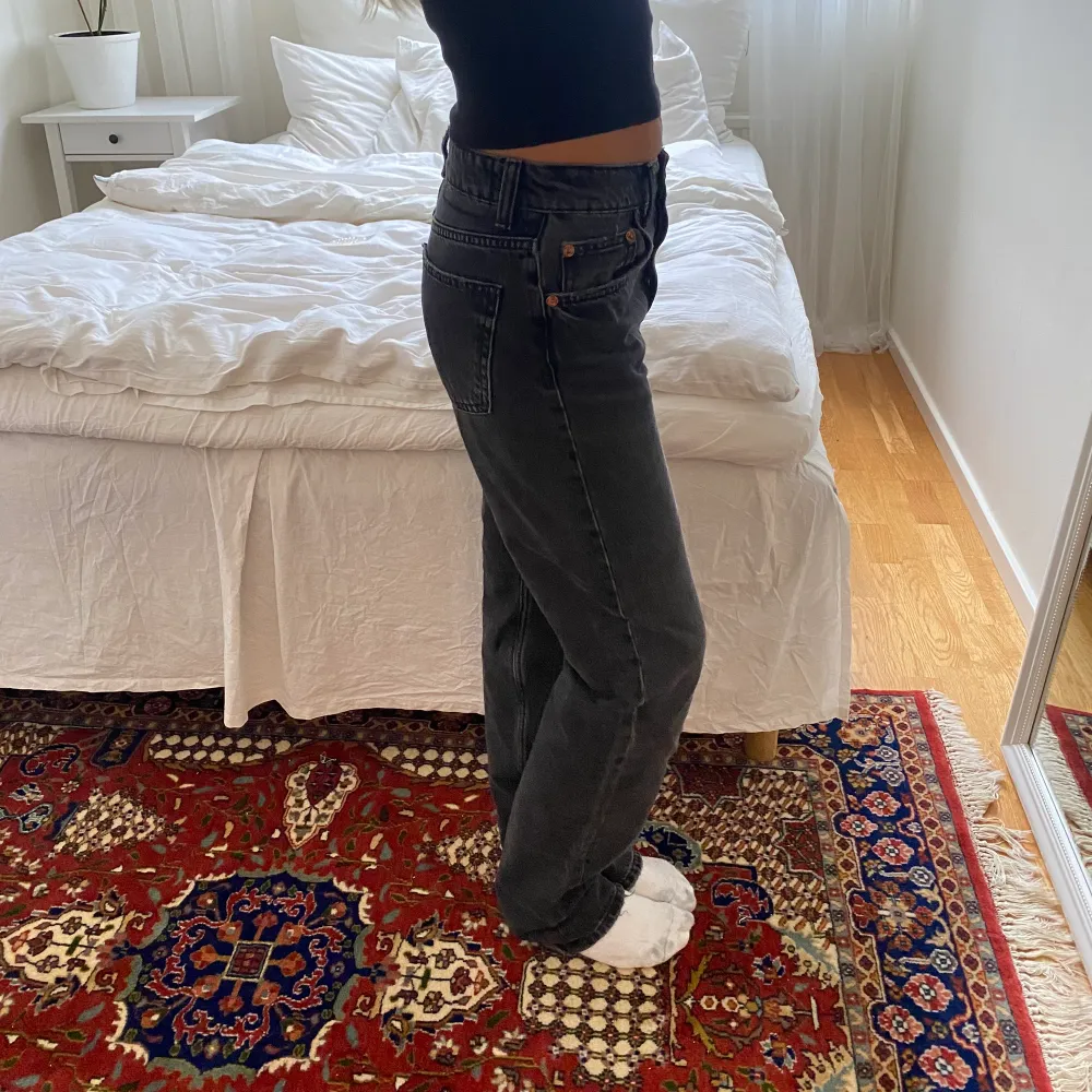 Lågmidjade jeans från Zara i bra skick! (Frakt Ingår Ej) 💕. Jeans & Byxor.