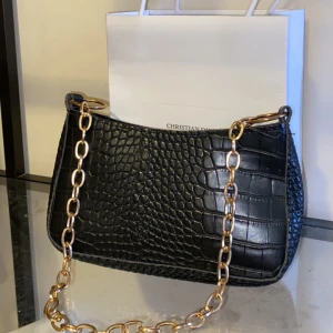 Axelväska  - En axelväska som rymmer mycket även fast det inte ser så ut!🥰 