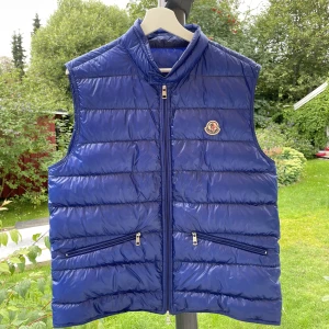 Moncler gui väst - Hej säljer denna moncler gui väst som är i bra skick utan skador! Den är i storlek 4 som motsvarar M/L. Hör av er vid funderingar😁