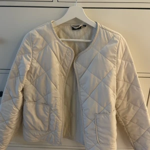 Jacka  - Jättefin jacka perfekt nu när hösten börjar komma, säljer för att använder tyvärr inte längre för det inte är min stil längre. Går att diskutera pris❤️