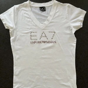 Emporio Armani T-shirt - Jätte söt t-shirt i jättebra skick