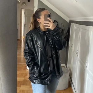 Skinnjacka  - Säljer denna skit snygga o coola oversize skinnjacka från guess. Använd ett fåtal gånger o är som ny. Lång i armarna och har fickor, dragkedja o knäppe längst upp. 