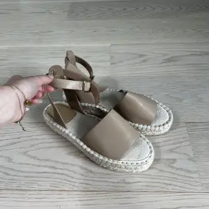 Säljer dessa H&M sandaler då de aldrig kommit till användning. Nypris 350kr.💕💕