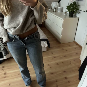 Jeans - Midwaist/Lowwaist jeans från zara som är försmå för mig💗