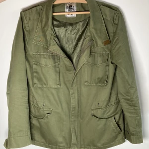 Unik militär Jacka av hög kvalité - Unik militärjacka i perfekt skick. Knappt använd. Storlek M. Säljer pga används aldrig. Unikt fynd! 