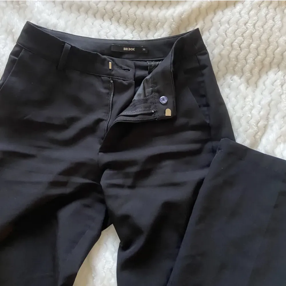 Fina kostymbyxor från bikbok, Använda men ändå bra skick 🥰. Jeans & Byxor.