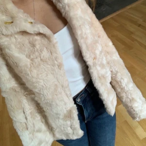 La Redoute rosa pälsjacka  - LjusRosa Mademoiselle faux pälsjacka från La Redoute. I storlek S. HELT NY med taggen på. För 500kr❤️