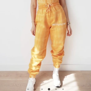 Tie dye mjukis - Väldigt fin och exakt som på bilden. Använt fåtal gånger, lite kort för någon som är 1,72cm🩷