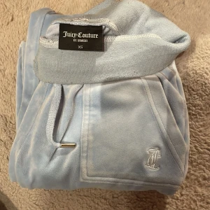 Juicy couture byxor - Fina ljusblåa Juicy byxor som är sparsamt använda❤️