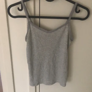 Linne med spets - Är i väldigt bra skick även fast jag använt den ganska mycket! 