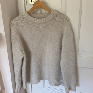 Stickad tröja  - En krämvit stickad tröja från Zara. 