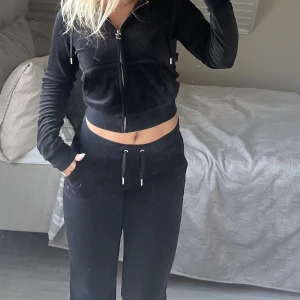 Juicy couture set  - Säljer setet tilsammans. Båda delarna i storlek xs. OBS spegeln som är smutsig, inga fläckar på kläderna