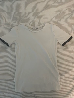 Zara t-shirt med detalj - Säljer mig helt oanvända tröja från zara med detaljer på ärmarna💗 priset kan diskuteras 