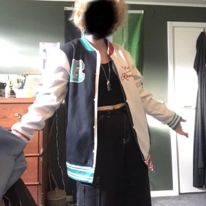 Ranboo merch  - Is a knock-off and both sleeves are white but it goes basically unotised