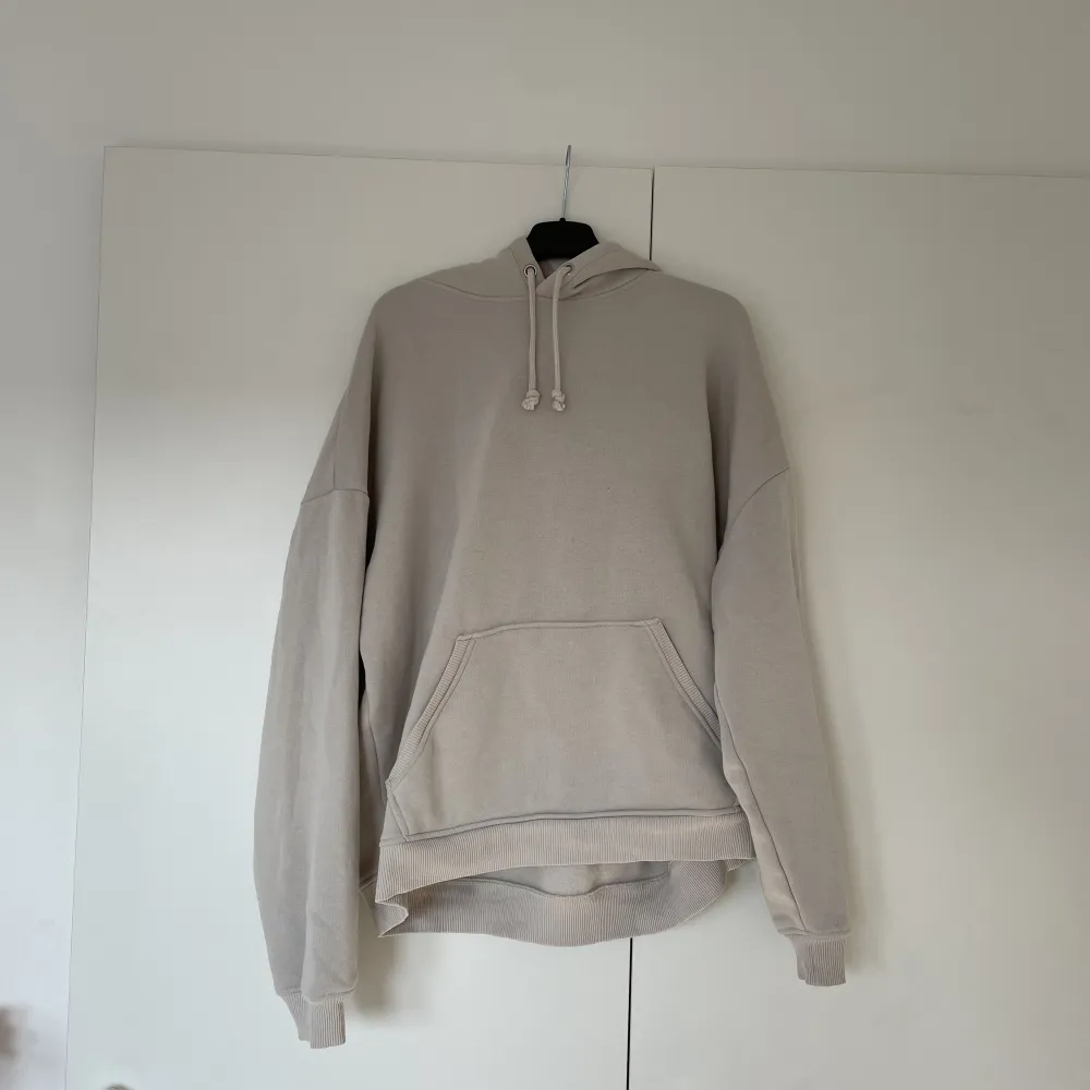 Beige hoodie ifrån bikbok nyskick finns matchande mjukisbyxor!. Hoodies.