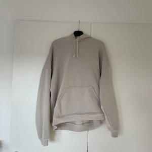 Hoodie - Beige hoodie ifrån bikbok nyskick finns matchande mjukisbyxor!