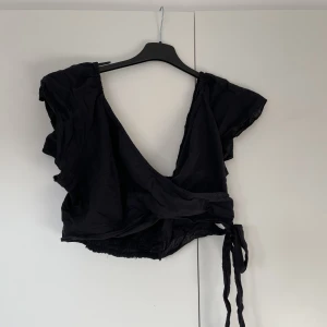 Topp - Omlott topp i linne med resår i ryggen. Säljer både en svart och en vit.