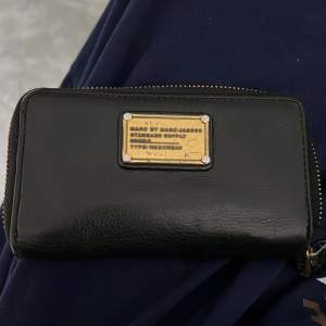 En jättefin svart Marc Jacobs plånbok, kom ej till användning. 