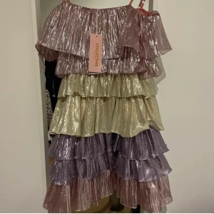 glittrig klänning  - Klänning i väldigt bra skick!!😍 Använd ändats en gång och köpt här på plick. Köparen innan använde aldrig. Orginalpris 800kr (priset är inte satt i sten