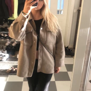 Snygg kappa - Skitsnygg kappa från Zara som passar till hösten!! Köpte på plick men säljs då den inte kommer till användning 