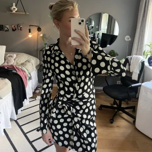 Zara klänning - Asball prickig klänning från Zara köpt förra hösten men som aldrig kommit till användning! Köptes för drygt 350 🌸