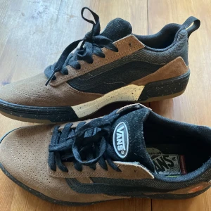 Vans skor 7,5/40  - Vans skor 7,5/ 40  Proffskejtaren Zion wrights model. Nyskick! För små för mig. Möts gärna upp på Södermalm. 
