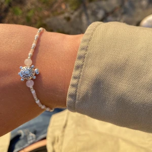 Sköldpaddearmband💕 - Supergulligt rosa armband med en sköldpaddeberlock och äkta rosenkvartspärlor🌞 35kr/st, frakt tillkommer på 16kr!