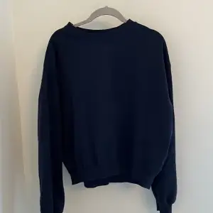 Säljer denna marinblåa Sweatshirt ifrån Weekday i storlek XS. Knappt aldrig använd så därav väldigt bra skick. Perfekt nu till hösten. Köparen står för frakt! Dm för fler bilder eller frågor💕💕💕