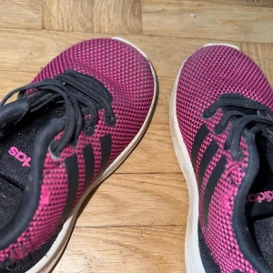 Flickskor  - Söta små skor till flicka, fint skick :) bild 1: storlek 23 Adidas: 65kr Bild 2: storlek 22 130kr 170 kr för bege