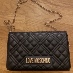 Moschino väska - Säljer min Love Moschino väska som är köpt på room 1006 på emporia. Den är sparsamt använd och i välldigt fint skick. Köpt för 1200💗💗