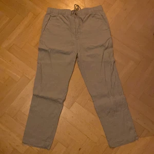 Linnebyxor - Grå linnebyxor Skick 10/10 aldrig använda köpta för 450:- på H&M