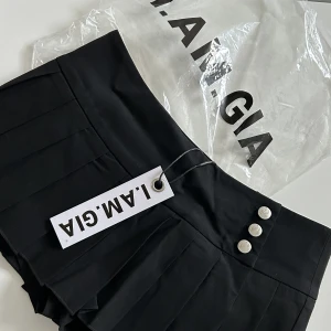 I am Gia remini skort  - Säljer en kjol från i am gia som aldrig är använd. Köpte för cirka 850 kr + tullavgifter. Lappen är fortfarande kvar varav aldrig använd så är som ny. Storlek S. Slutsåld på hemsidan! 